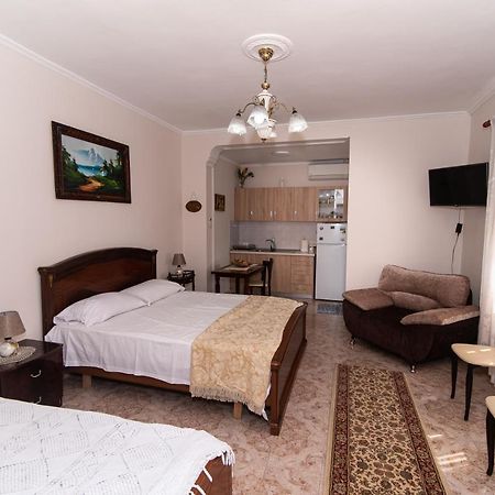 Erla'S Apartment Tirana Buitenkant foto