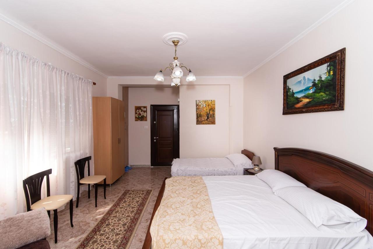 Erla'S Apartment Tirana Buitenkant foto